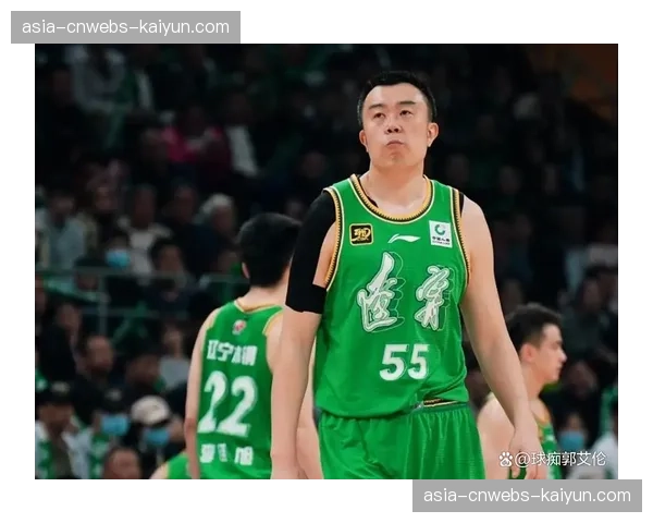 特写：老将韩德君替补席为年轻队友鼓掌，第18个赛季的坚守