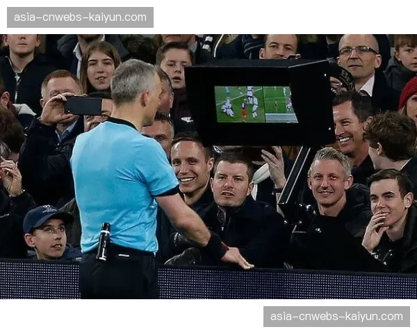 欧足联裁判委员会召开会议,重点研讨转换过程中犯规的尺度统一 欧足联裁判委员会召开会议,重点研讨转换过程中犯规的尺度统一